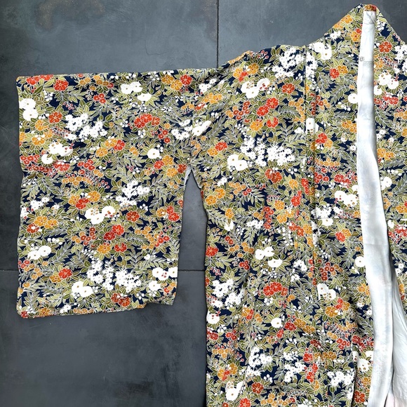 Traditional Japanese kimono, Size Medium - Picture 3 of 5